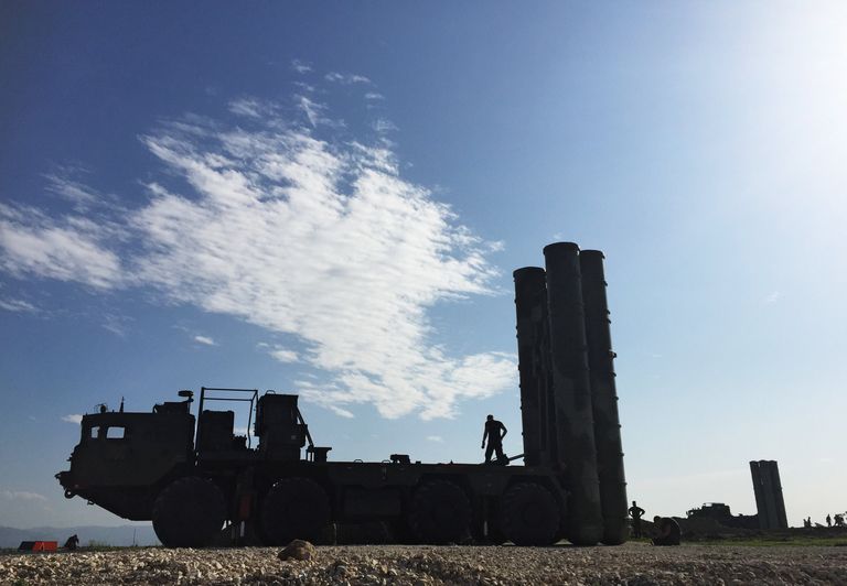 Зенитно-ракетный комплекс С-400 во время заступления на боевое дежурство на российской авиабазе Хмеймим Зенитно-ракетный комплекс С-400 во время заступления на боевое дежурство на российской авиабазе Хмеймим