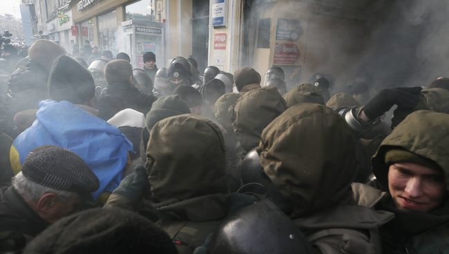 Полицейские и сторонники Михаила Саакашвили у здания суда в Киеве. 11 декабря 2017 Полицейские и сторонники Михаила Саакашвили у здания суда в Киеве. 11 декабря 2017
