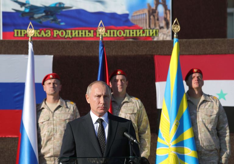 Владимир Путин во время посещения авиабазы Хмеймим в Сирии. 11 декабря 2017 Владимир Путин во время посещения авиабазы Хмеймим в Сирии. 11 декабря 2017