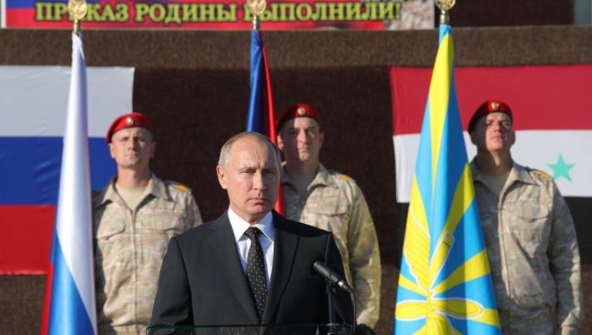 Владимир Путин во время посещения авиабазы Хмеймим в Сирии. 11 декабря 2017 Владимир Путин во время посещения авиабазы Хмеймим в Сирии. 11 декабря 2017
