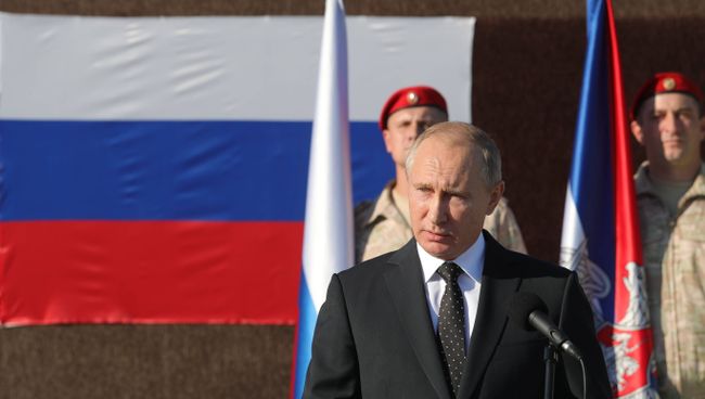 Владимир Путин во время посещения авиабазы Хмеймим в Сирии. 11 декабря 2017 Владимир Путин во время посещения авиабазы Хмеймим в Сирии. 11 декабря 2017