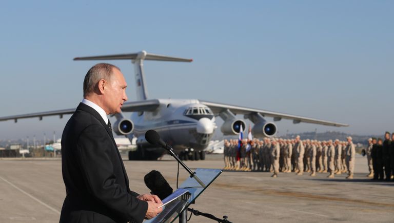 Владимир Путин во время посещения авиабазы Хмеймим в Сирии. 11 декабря 2017 Владимир Путин во время посещения авиабазы Хмеймим в Сирии. 11 декабря 2017