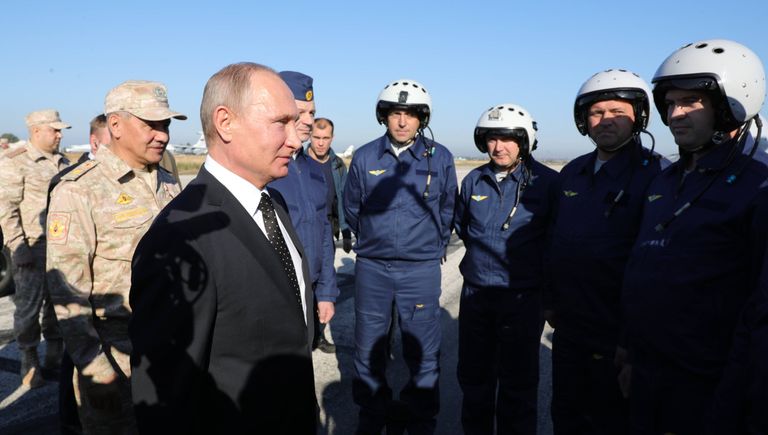 Владимир Путин общается с военнослужащими во время посещения авиабазы Хмеймим в Сирии. 11 декабря 2017 Владимир Путин общается с военнослужащими во время посещения авиабазы Хмеймим в Сирии. 11 декабря 2017