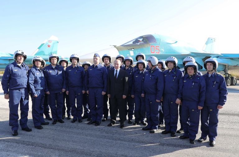 Владимир Путин фотографируется с российскими военнослужащими во время посещения авиабазы Хмеймим в Сирии. 11 декабря 2017 Владимир Путин фотографируется с российскими военнослужащими во время посещения авиабазы Хмеймим в Сирии. 11 декабря 2017