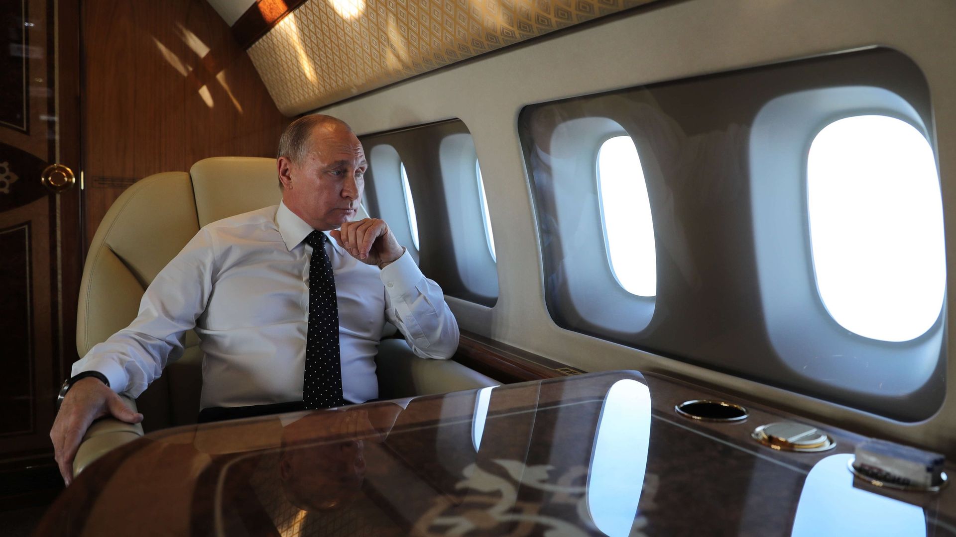 Президент РФ Владимир Путин на борту президентского самолета Президент РФ Владимир Путин на борту президентского самолета - РИА Новости, 1920, 02.12.2019
