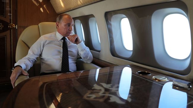Президент РФ Владимир Путин на борту президентского самолета Президент РФ Владимир Путин на борту президентского самолета