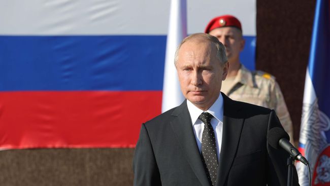 Владимир Путин во время посещения авиабазы Хмеймим в Сирии. 11 декабря 2017 Владимир Путин во время посещения авиабазы Хмеймим в Сирии. 11 декабря 2017