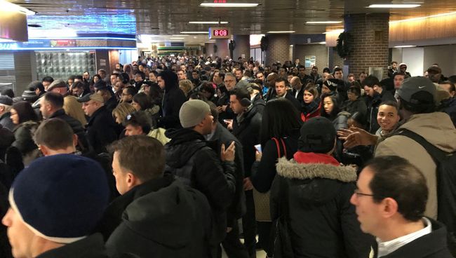 Люди на автовокзале Порт-Аторити в Нью-Йорке после сообщения о взрыве. 11 декабря 2017 Люди на автовокзале Порт-Аторити в Нью-Йорке после сообщения о взрыве. 11 декабря 2017