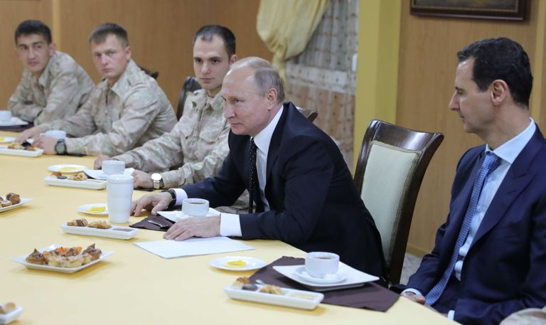 Президент РФ Владимир Путин и президент Сирийской Арабской Республики Башар Асад (справа) во время общения с военнослужащими авиабазы Хмеймим в Сирии Президент РФ Владимир Путин и президент Сирийской Арабской Республики Башар Асад (справа) во время общения с военнослужащими авиабазы Хмеймим в Сирии