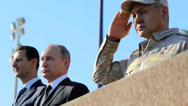 Президент РФ Владимир Путин, президент Сирии Башар Асад и министр обороны России Сергей Шойгу на авиабазе Хмеймим в Сирии. 11 декабря 2017