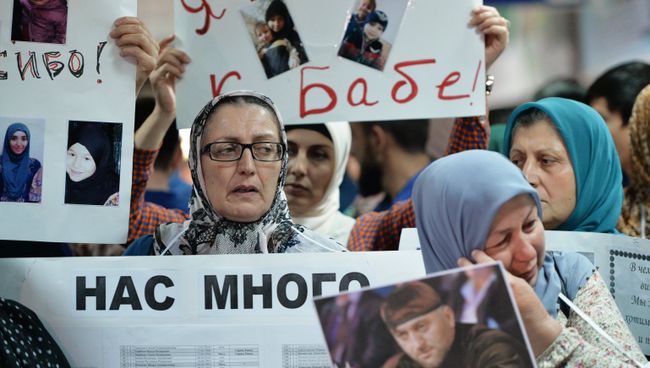 Жительницы Чечни во время встречи российских детей и женщин, возвращенных из Ирака, в аэропорту Грозного Жительницы Чечни во время встречи российских детей и женщин, возвращенных из Ирака, в аэропорту Грозного