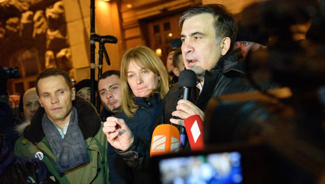 Михаил Саакашвили отвечает на вопросы журналистов неподалеку от площади Независимости в Киеве. 11 декабря 2017 Михаил Саакашвили отвечает на вопросы журналистов неподалеку от площади Независимости в Киеве. 11 декабря 2017