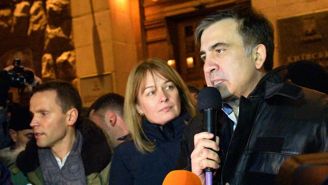 Михаил Саакашвили отвечает на вопросы журналистов неподалеку от площади Независимости в Киеве. 11 декабря 2017 Михаил Саакашвили отвечает на вопросы журналистов неподалеку от площади Независимости в Киеве. 11 декабря 2017
