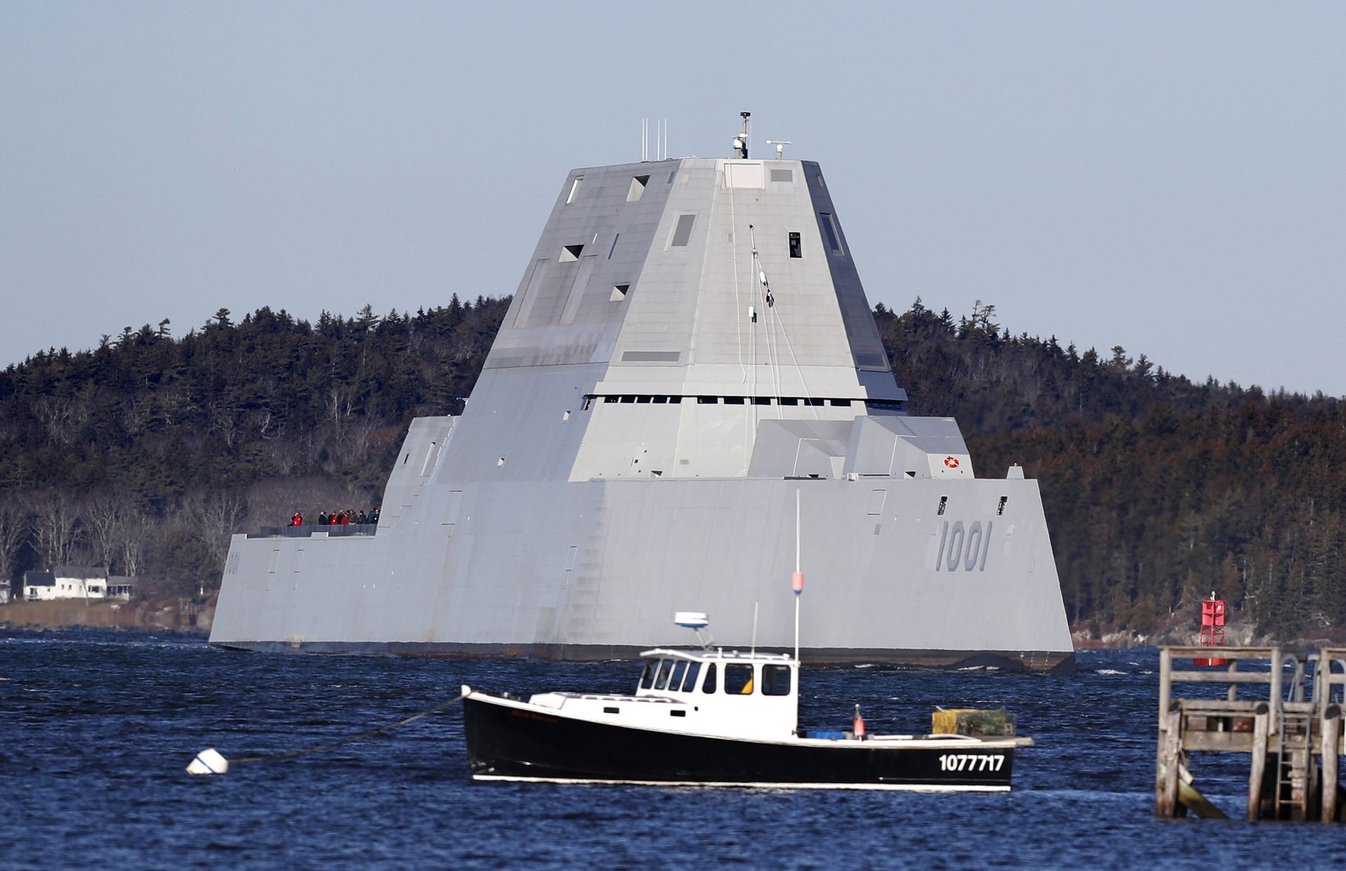 Американский эсминец USS Michael Monsoor типа Zumwalt, направляющийся в море для испытаний. 4 декабря 2017 Американский эсминец USS Michael Monsoor типа Zumwalt, направляющийся в море для испытаний. 4 декабря 2017 - РИА Новости, 1920, 19.01.2021
