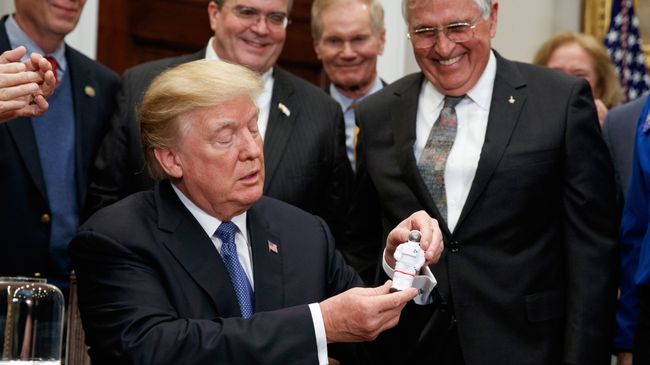 Президент США Дональд Трамп после подписания директивы по политике, направленной на возвращение американских астронавтов на Луну. 11 декабря 2017 Президент США Дональд Трамп после подписания директивы по политике, направленной на возвращение американских астронавтов на Луну. 11 декабря 2017