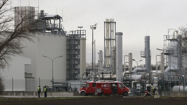 Пожарные около газового хаба в Баумгартене, Австрия. 12 декабря 2017 Пожарные около газового хаба в Баумгартене, Австрия. 12 декабря 2017