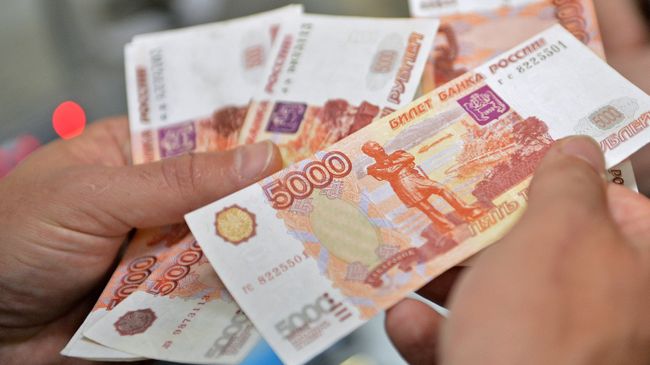 Купюры 5000 рублей. Архивное фото Купюры 5000 рублей. Архивное фото