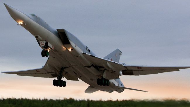 Бомбардировщик Ту-22М3 во время перелета с оперативного аэродрома в Северной Осетии в пункт постоянной дислокации Бомбардировщик Ту-22М3 во время перелета с оперативного аэродрома в Северной Осетии в пункт постоянной дислокации
