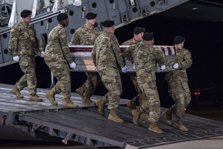 Военнослужащие 3-ей пехотной дивизии США выносят тело погибшего в Нигере американского сержанта на авиабазе Довер Военнослужащие 3-ей пехотной дивизии США выносят тело погибшего в Нигере американского сержанта на авиабазе Довер
