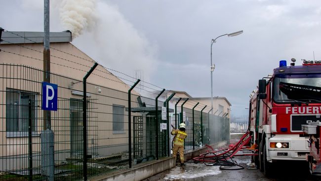 Пожарные на месте взрыва газопровода в Баумгартене, Австрия