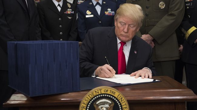 Президент США Дональд Трамп подписывает оборонный бюджет страны на 2018-й финансовый год в Белом доме, Вашингтон. 12 декабря 2017 Президент США Дональд Трамп подписывает оборонный бюджет страны на 2018-й финансовый год в Белом доме, Вашингтон. 12 декабря 2017