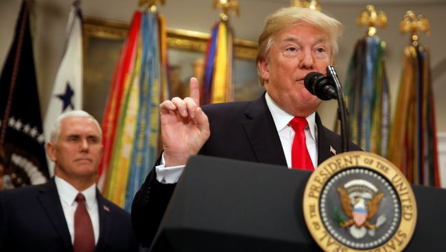 Президент США Дональд Трамп после подписания оборонного бюджета страны на 2018-й финансовый год в Белом доме, Вашингтон. 12 декабря 2017