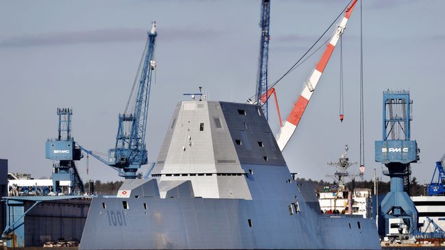 Американский эсминец USS Michael Monsoor типа Zumwalt, направляющийся в море для испытаний. 4 декабря 2017 Американский эсминец USS Michael Monsoor типа Zumwalt, направляющийся в море для испытаний. 4 декабря 2017