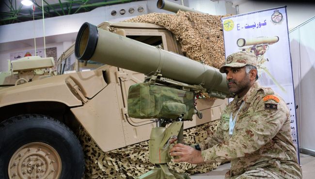 Военнослужащий армии Кувейта возле российского экспортного варианта переносного противотанкового ракетного комплекса Корнет-Э на международной выставке вооружения и военной техники Gulf Defence & Aerospace-2017 в Эль-Кувейте. Архивное фото