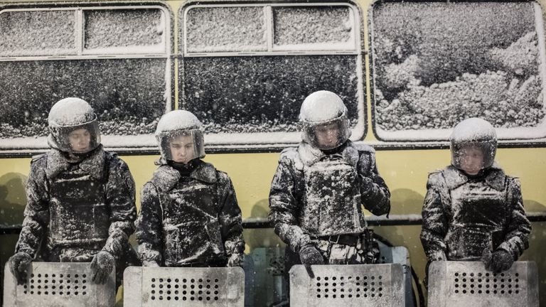 Сотрудники полиции в оцеплении на площади Независимости. Украина, Киев Сотрудники полиции в оцеплении на площади Независимости. Украина, Киев