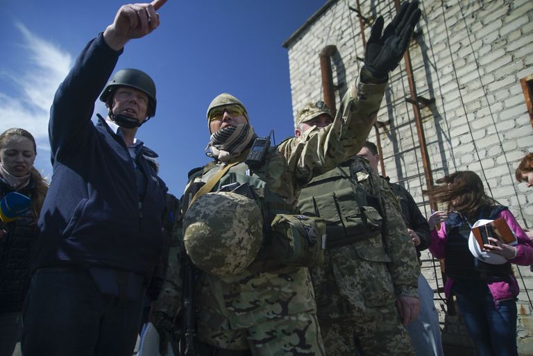 Первый заместитель СММ ОБСЕ Александр Хуг и украинский военный СЦКК в Авдеевке, Украина Первый заместитель СММ ОБСЕ Александр Хуг и украинский военный СЦКК в Авдеевке, Украина