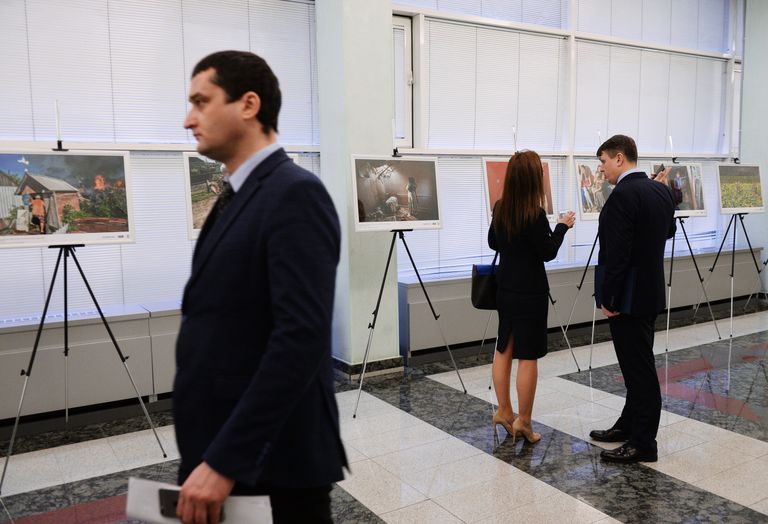 Посетители на открытии фотовыставки Долг журналиста в Государственной Думе РФ. 13 декабря 2017 Посетители на открытии фотовыставки Долг журналиста в Государственной Думе РФ. 13 декабря 2017