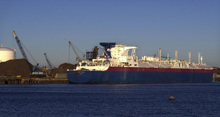Танкер для транспортировки сжиженного природного газа в порту Эверетт, США