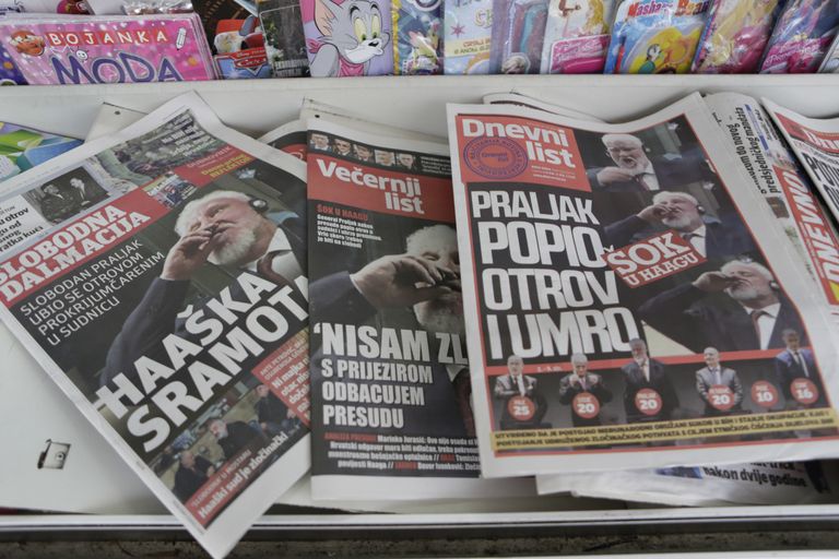 Новость о самоубийстве Слободана Праляка в Гаагском трибунале на первых полосах газет в Сараево Новость о самоубийстве Слободана Праляка в Гаагском трибунале на первых полосах газет в Сараево