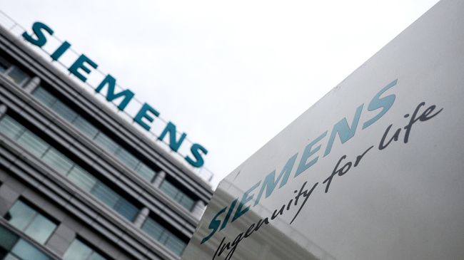 Вывеска на здании компании Siemens в Москве. Архивное фото Вывеска на здании компании Siemens в Москве. Архивное фото