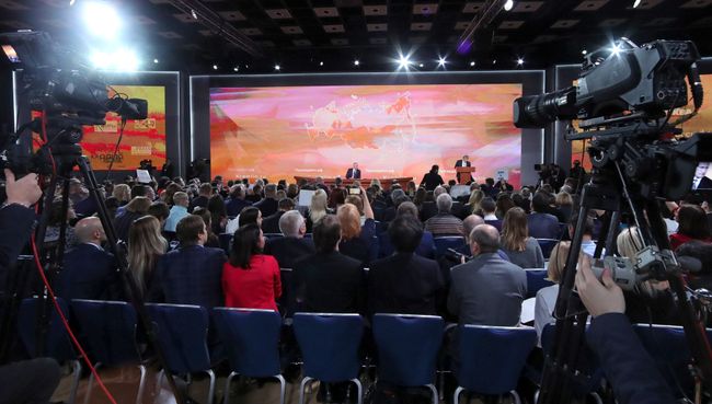 Президент РФ Владимир Путин во время большой ежегодной пресс-конференции