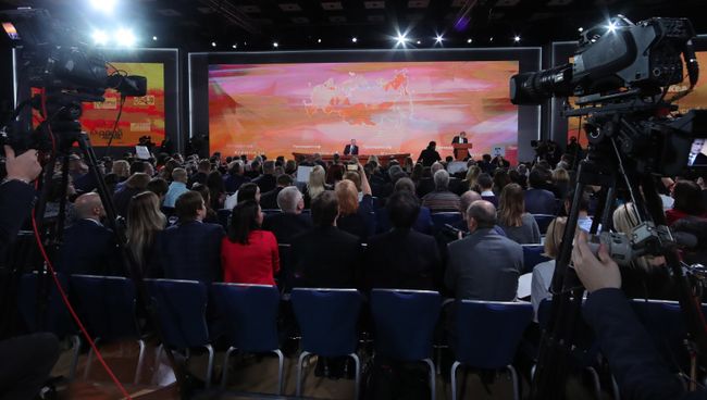 Президент РФ Владимир Путин во время большой ежегодной пресс-конференции Президент РФ Владимир Путин во время большой ежегодной пресс-конференции