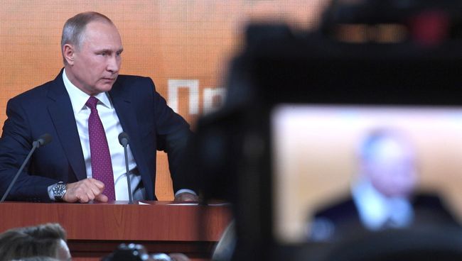 Президент РФ Владимир Путин во время большой ежегодной пресс-конференции Президент РФ Владимир Путин во время большой ежегодной пресс-конференции