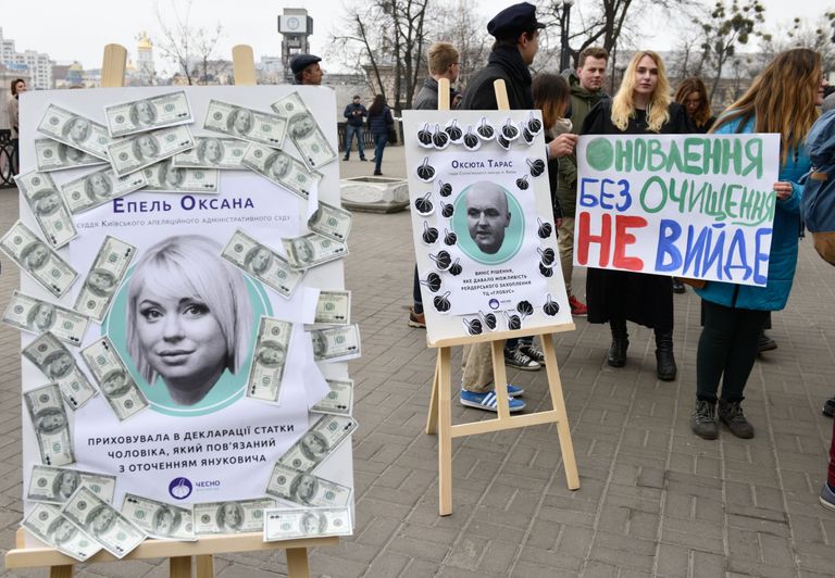 Участники акции Аллея недобропорядочных, направленной против коррупции в судебной системе Украины, в Киеве