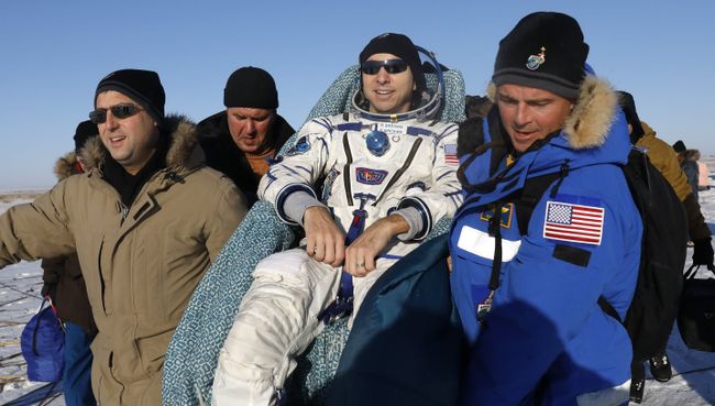 Астронавт NASA Рэндолф Брезник после посадки спускаемого аппарата ТПК Союз МС-05. 14 декабря 2017 Астронавт NASA Рэндолф Брезник после посадки спускаемого аппарата ТПК Союз МС-05. 14 декабря 2017