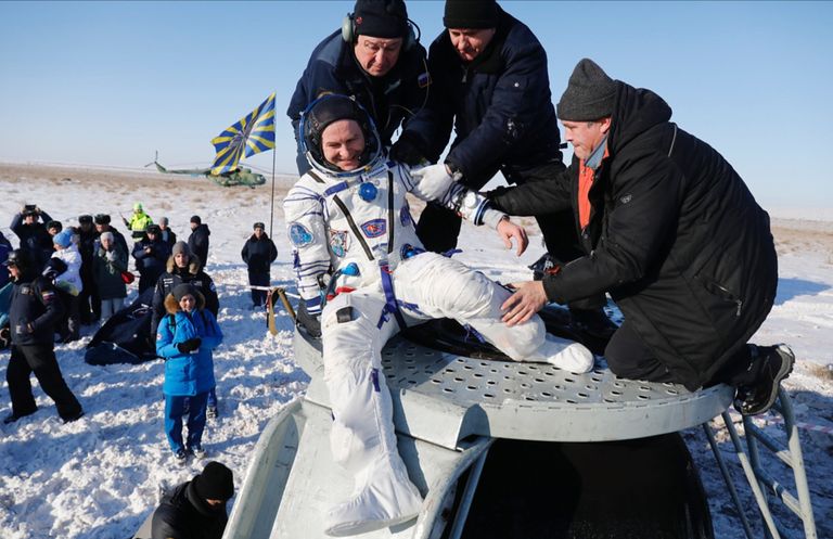 Эвакуация космонавта Роскосмоса Сергея Рязанского из спускаемого аппарата ТПК Союз МС-05. 14 декабря 2017 Эвакуация космонавта Роскосмоса Сергея Рязанского из спускаемого аппарата ТПК Союз МС-05. 14 декабря 2017