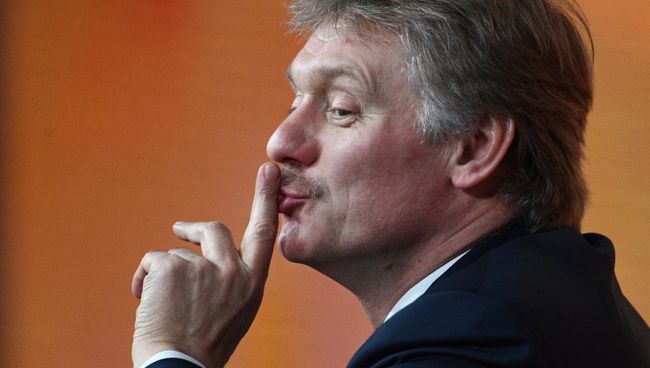 Дмитрий Песков во время ежегодной большой пресс-конференции президента РФ Владимира Путина