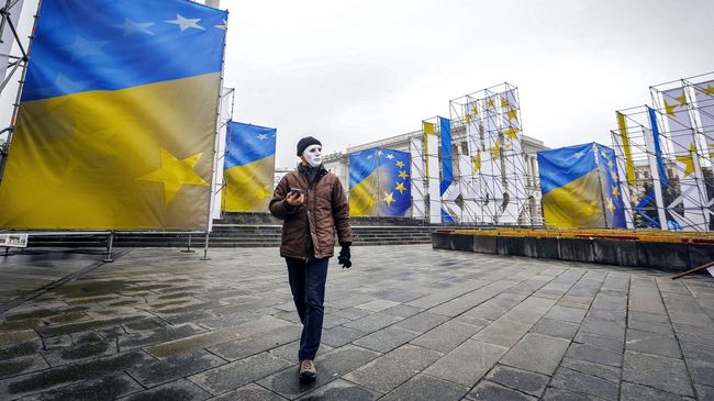 Участник акции на площади Независимости в Киеве Участник акции на площади Независимости в Киеве
