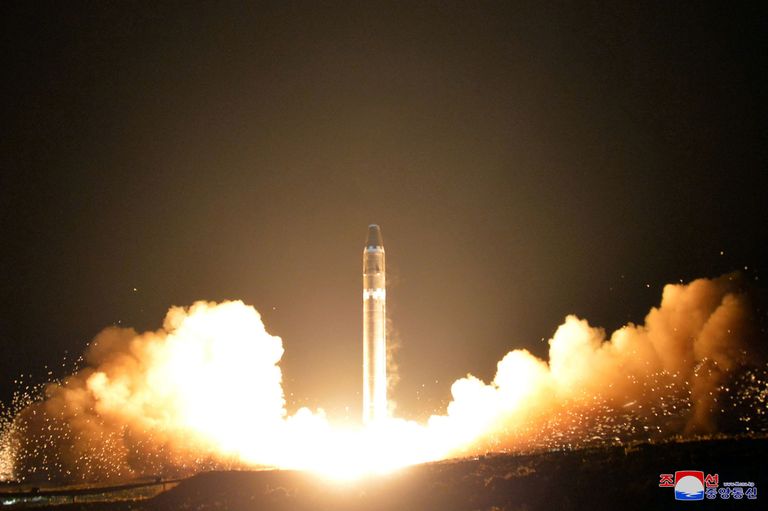 Запуск межконтинентальной баллистической ракеты Hwasong-15 в КНДР