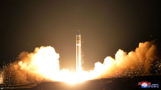 Запуск межконтинентальной баллистической ракеты Hwasong-15 в КНДР Запуск межконтинентальной баллистической ракеты Hwasong-15 в КНДР