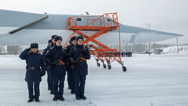 Дальний бомбардировщик Ту-22М3 на аэродроме Белая после возвращения из Сирии в Иркутскую область. 14 декабря 2017