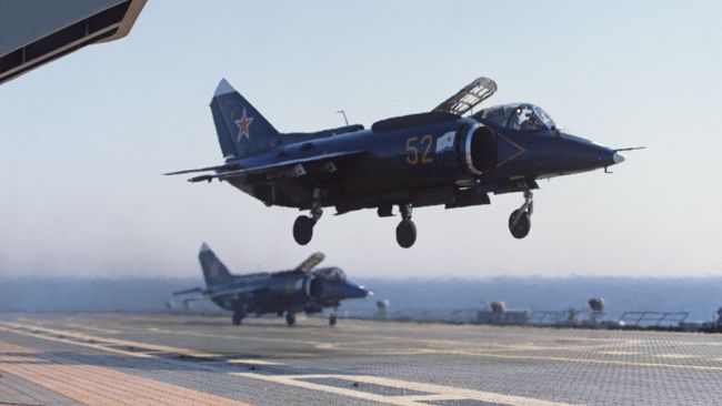 Самолеты Як-38 на борту крейсера Новороссийск. Архивное фото Самолеты Як-38 на борту крейсера Новороссийск. Архивное фото