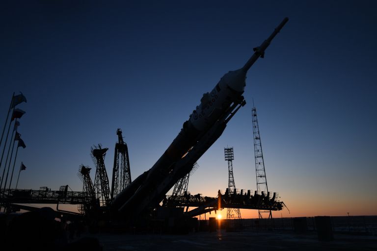 Установка ракеты-носителя Союз-ФГ с транспортным пилотируемым кораблем Союз МС-07 на стартовую площадку космодрома Байконур. 15 декабря 2017