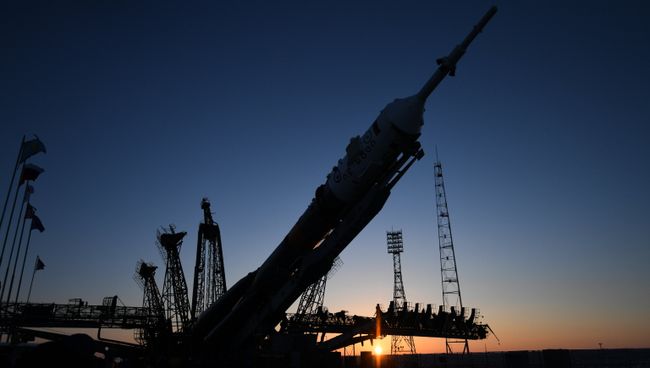 Установка ракеты-носителя Союз-ФГ с транспортным пилотируемым кораблем Союз МС-07. Архивное фото Установка ракеты-носителя Союз-ФГ с транспортным пилотируемым кораблем Союз МС-07. Архивное фото