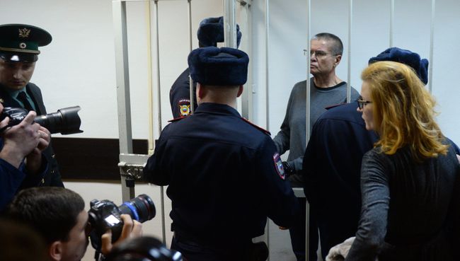 Алексей Улюкаев после оглашения приговора в Замоскворецком суде. 15 декабря 2017 Алексей Улюкаев после оглашения приговора в Замоскворецком суде. 15 декабря 2017