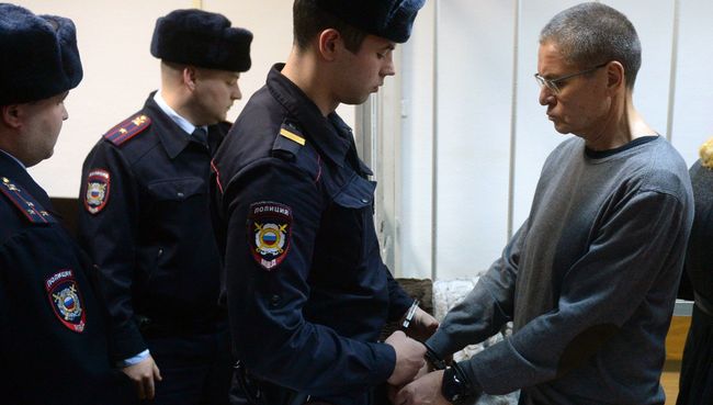 Алексей Улюкаев после оглашения приговора в Замоскворецком суде. 15 декабря 2017 Алексей Улюкаев после оглашения приговора в Замоскворецком суде. 15 декабря 2017